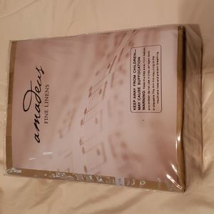 NWOT 500 threadcount Bed sheet set
